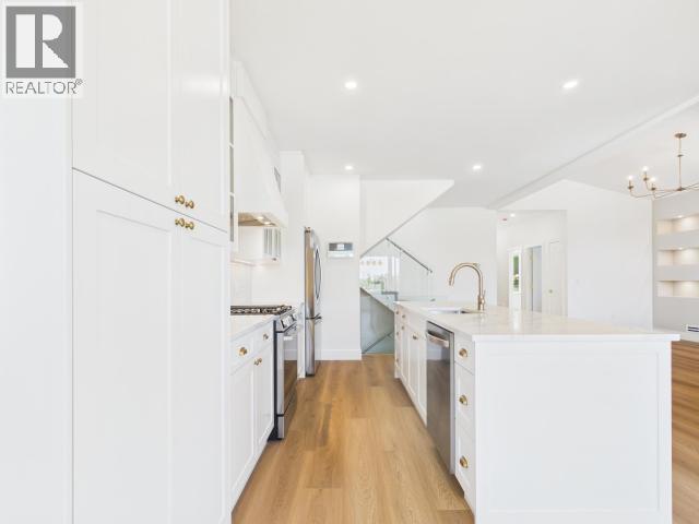 4835 LESLEY CRES